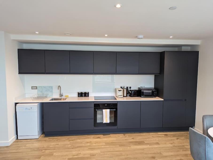 Lovely 1 Bed Apartment - Old Trafford Манчестър Екстериор снимка