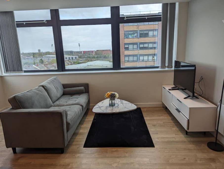 Lovely 1 Bed Apartment - Old Trafford Манчестър Екстериор снимка