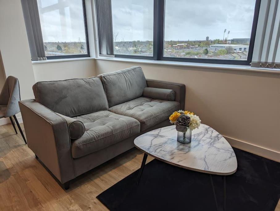 Lovely 1 Bed Apartment - Old Trafford Манчестър Екстериор снимка