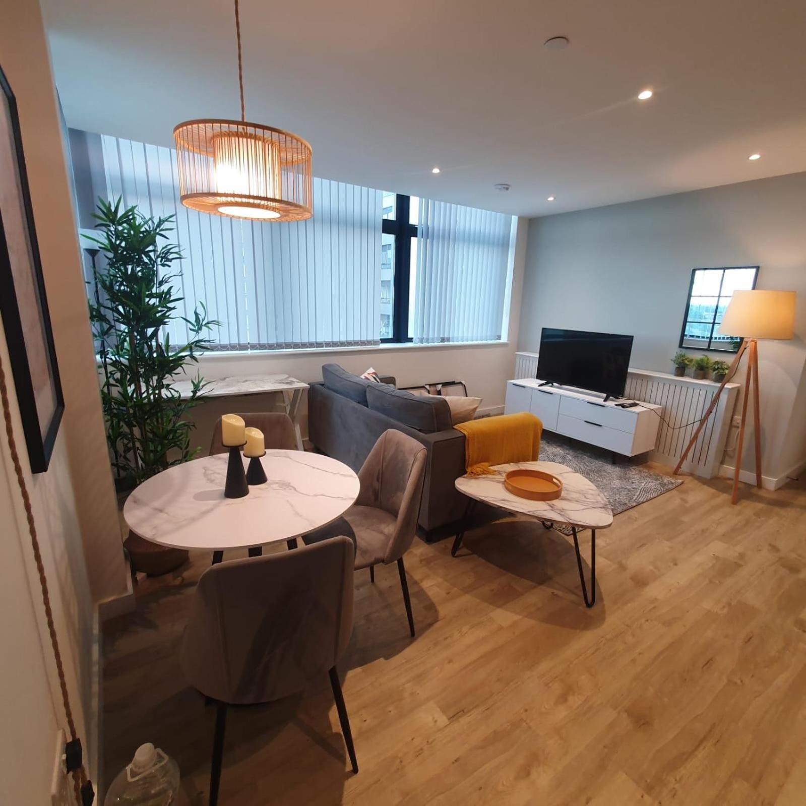 Lovely 1 Bed Apartment - Old Trafford Манчестър Екстериор снимка